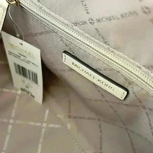 MICHAEL KORS JET SET TRAVEL MED DUFFLE SATCHEL SHOULDER CROSSBODY BAG VANILLA - Picture 7 of 10